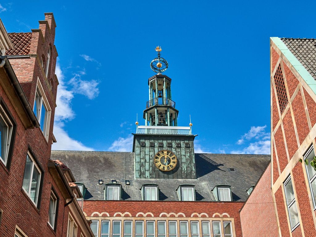 Zu sehen ist der Rathausturm vom Ostfriesischen Landesmuseum von der Brückstrasse aus.