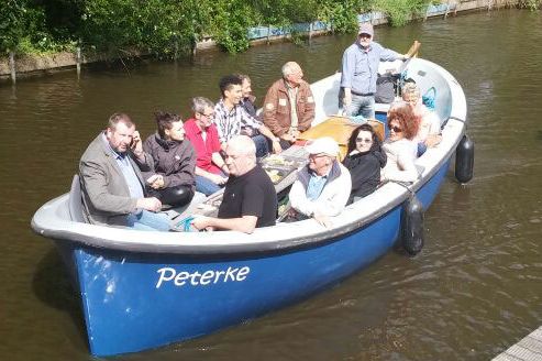 Zu sehen ist eine Gruppe im Boot Peterke. 