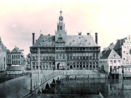 Zu sehen ist eine historische Aufnahme des Emder Rathauses