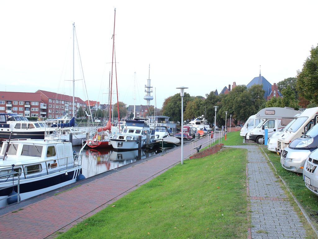 Blick auf die erste Reihe des Wohnmobilstellplatzes am alten Binnenhafen und den Yachthafen in Richtung Schreyers Hoek